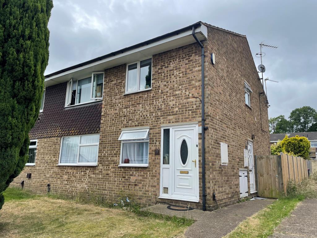 Lot: 26 - MAISONETTE FOR INVESTMENT - Front of brick built property comprising two flats